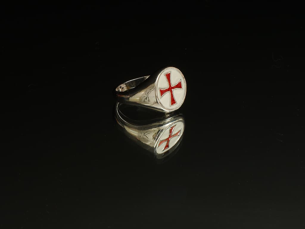 Bague croix templi re rouge cercl e